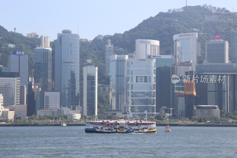 中国香港：维多利亚港上行驶的天星小轮