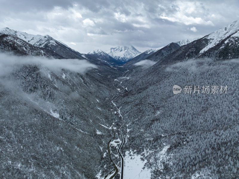 四川甘孜州姐妹湖318国道雪山航拍