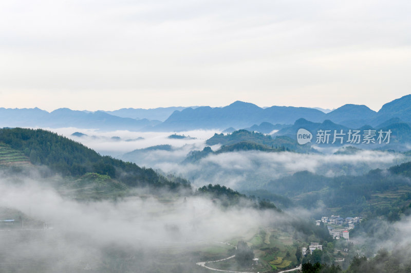 重庆酉阳：雾霾天气青山绿