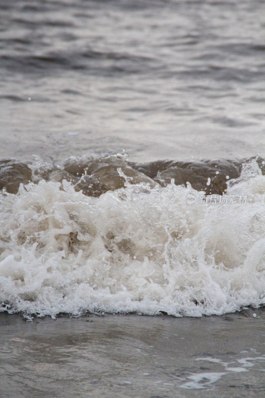 海浪拍打沙滩景象