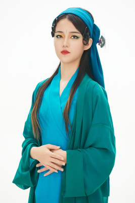 民间故事白蛇传中小青服饰妆面的亚洲少女