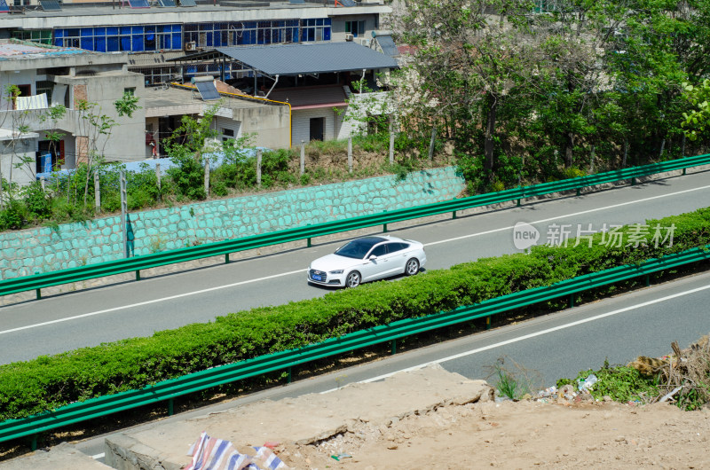 连霍高速上驶过一辆汽车