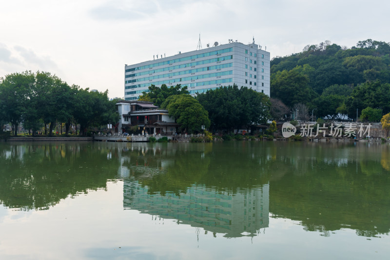 湖边建筑与绿植倒影景观