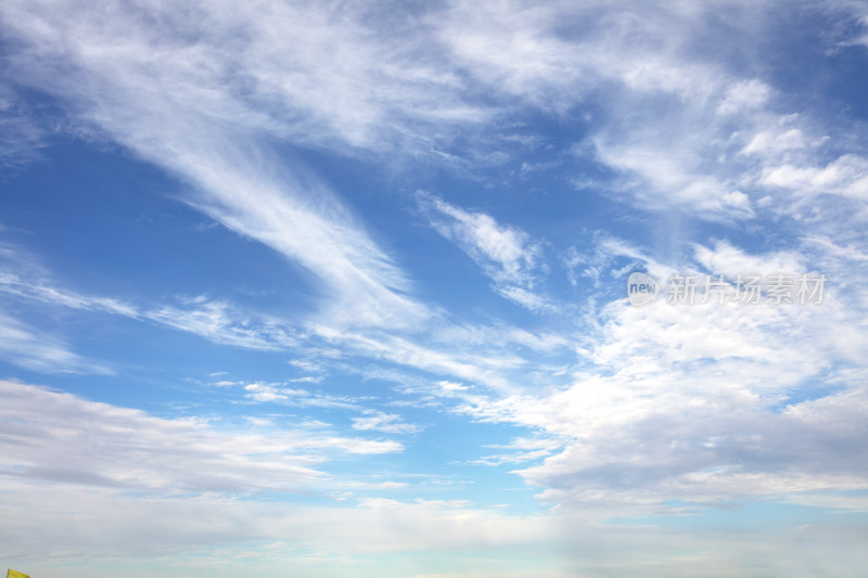 晴天高空中的蓝天白云自然景观