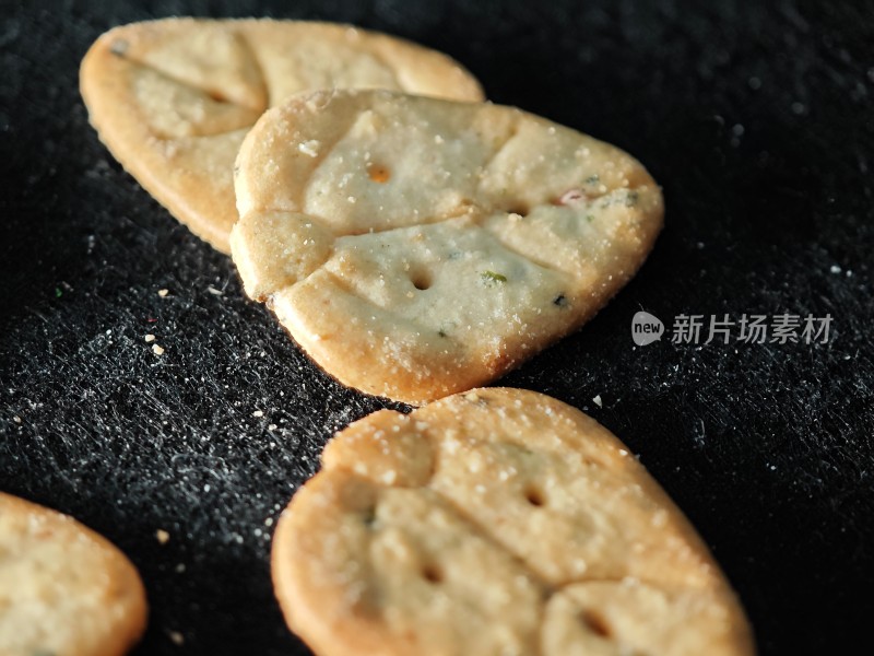 饼干置于黑色背景上的特写