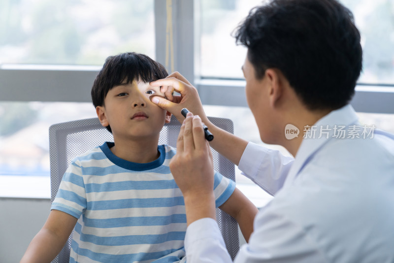 眼科大夫给小男孩检查眼睛