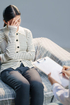 青年女人和心理医生交谈