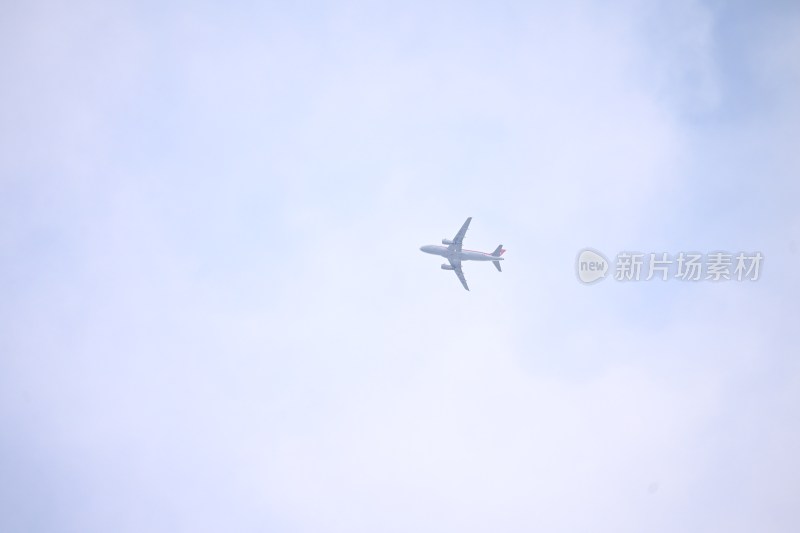 天空中飞行的民航客机