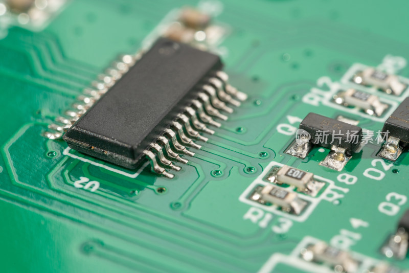 绿色电路板与芯片特写