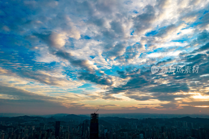 贵州贵阳城市清晨日出彩霞航拍图