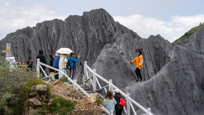 四川西部甘孜墨石公园景区里游玩拍照的游客