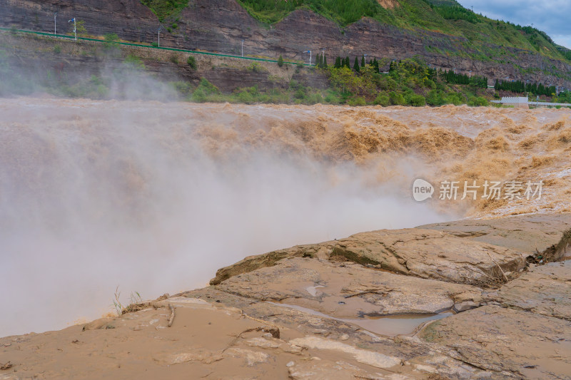 山西临汾壶口瀑布，黄河奔流，泥沙翻腾特写