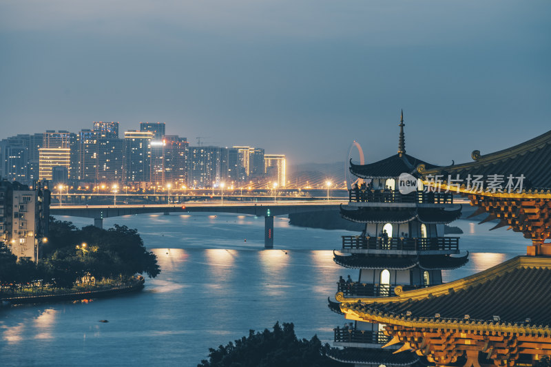 广西柳州文庙与柳江上的桥梁夜景