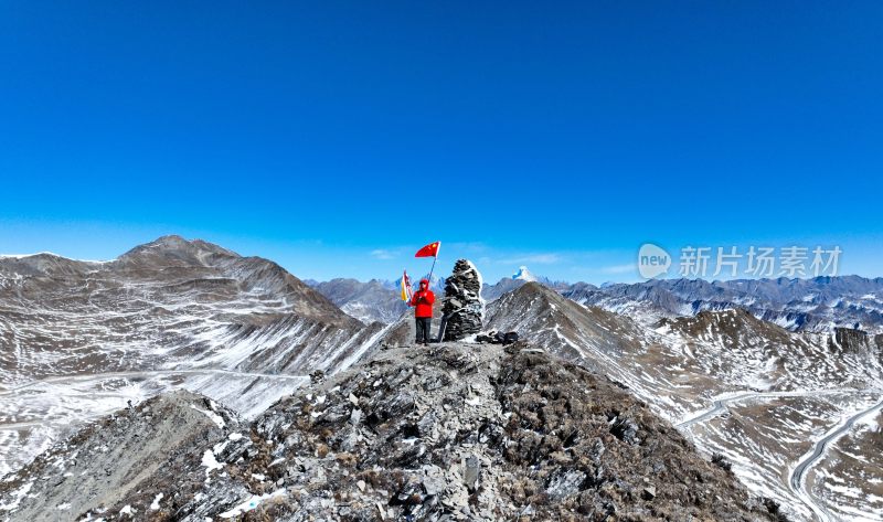 壮观的雪山全景，银白世界尽显自然之美