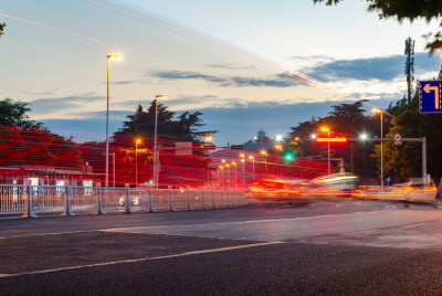 青岛中山公园门口城市道路夜景，长曝光车流