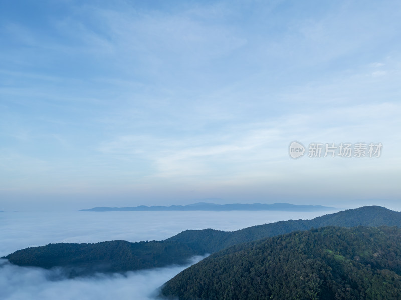 航拍云海之上的山峦