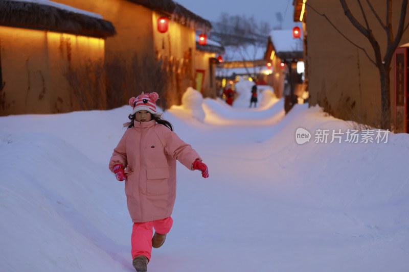 冬日小女孩雪地玩耍