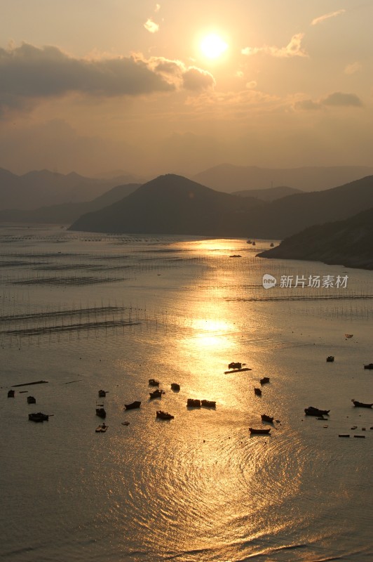 海上日落渔船与远山景象