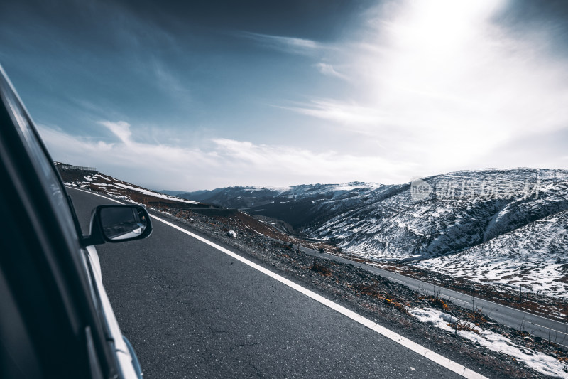 车内视角雪山公路风景