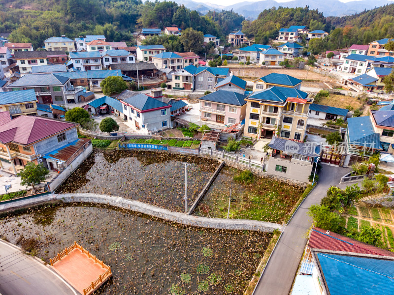 特色乡村房屋建筑道路航拍图