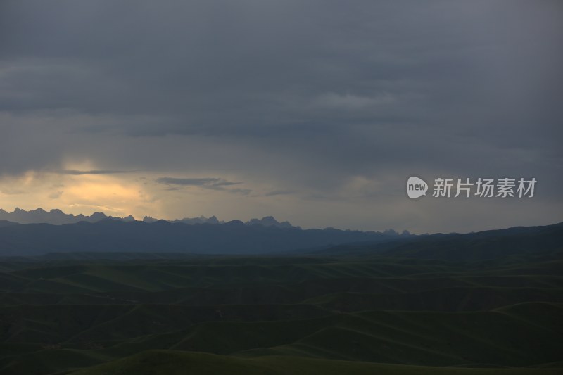 山峰日落时天空映衬的剪影景观