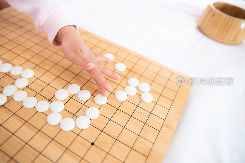 玩耍的孩子在摆放围棋子