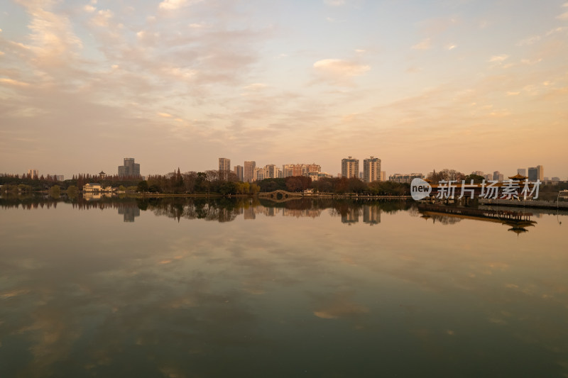 唯美城市湖面倒影天空之景