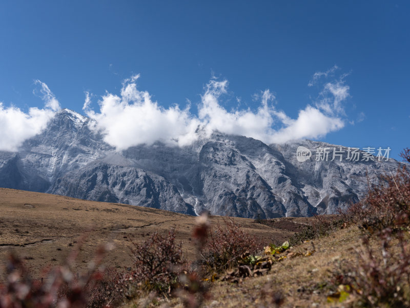 站在玉龙雪山牦牛坪，观赏山川风景