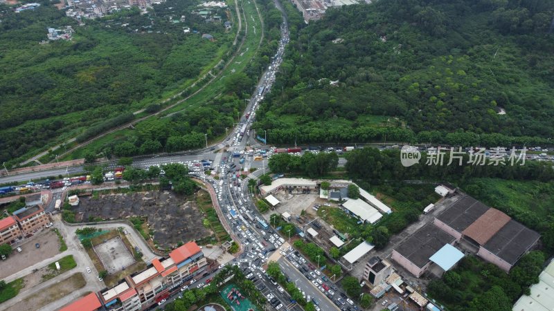 广东东莞：航拍道路上的塞车现象