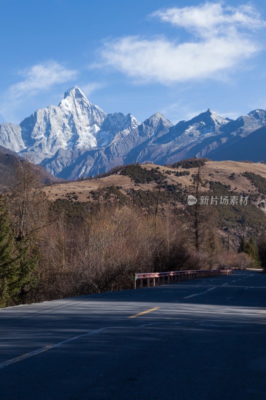 在巴郎山远眺四姑娘山