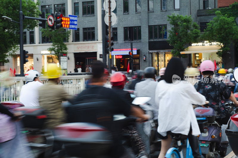 福建福州解放大桥上骑车的人群