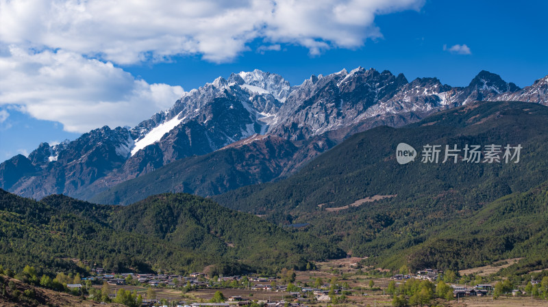 玉龙雪山下绿意盎然的山村自然风景