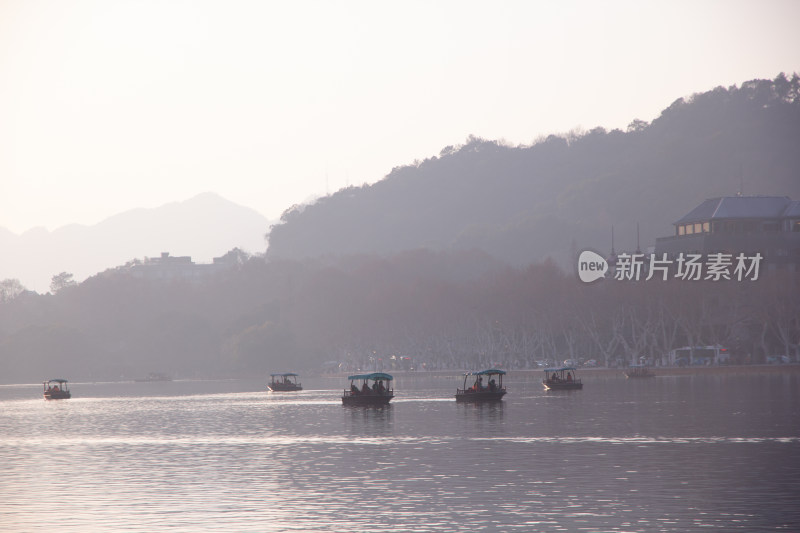 西湖湖面上的小船与远处宝石山的宝俶塔