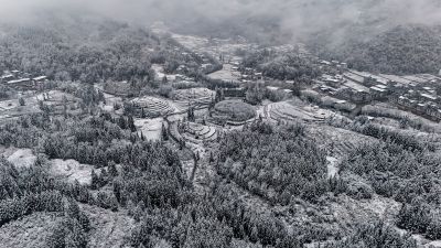 重庆酉阳：大雪纷飞赏雪忙