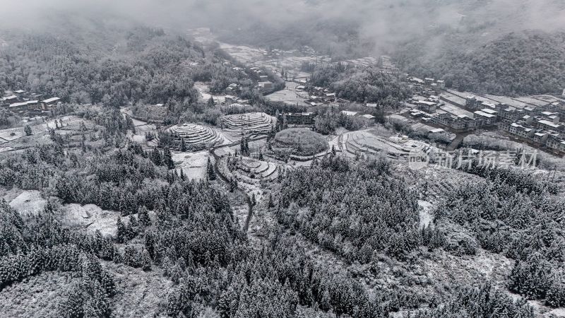 重庆酉阳：大雪纷飞赏雪忙