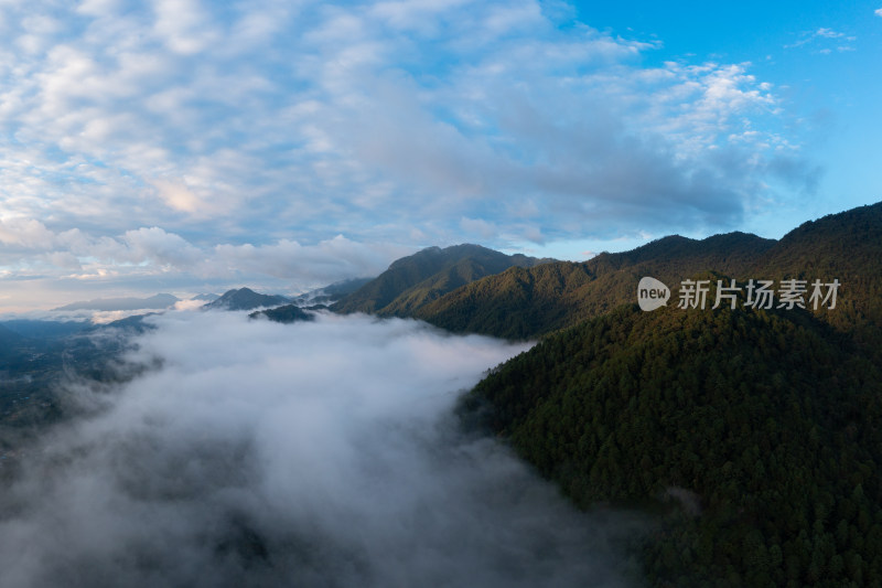 高山云雾缭绕