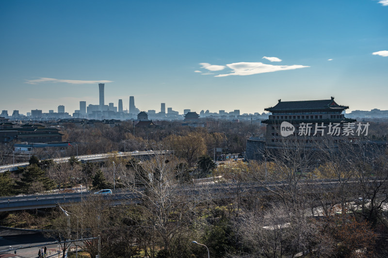 北京德胜门古代城楼与现代都市高楼风光照片