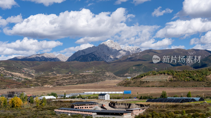 从黄龙九寨站前往九寨沟的大巴窗外风景