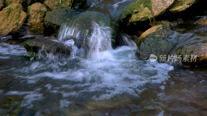 山间溪流潺潺流水景象