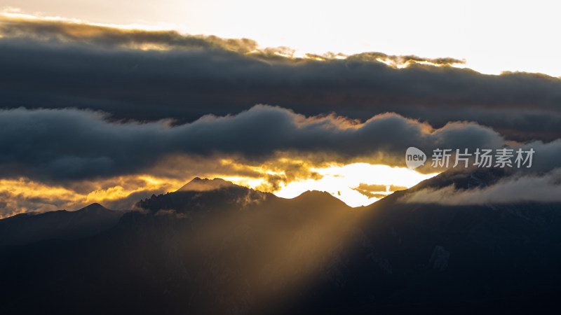 日落时的天空山峰云景