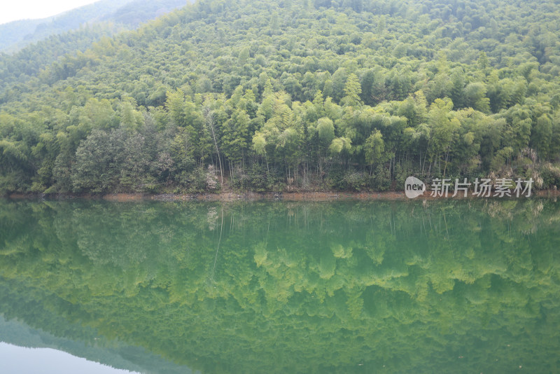 浙江湖州德清县上杨村静谧的湖光山色