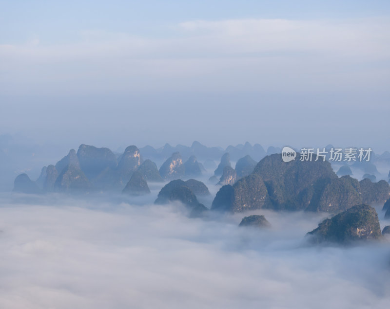 早晨的桂林喀斯特地貌山水云海