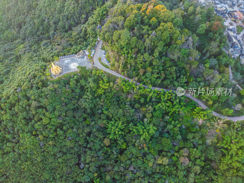 航拍景迈山群山环绕中的金色佛塔全景