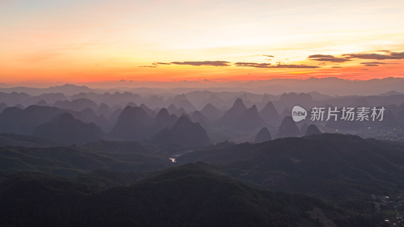 壮丽群山的日出全景