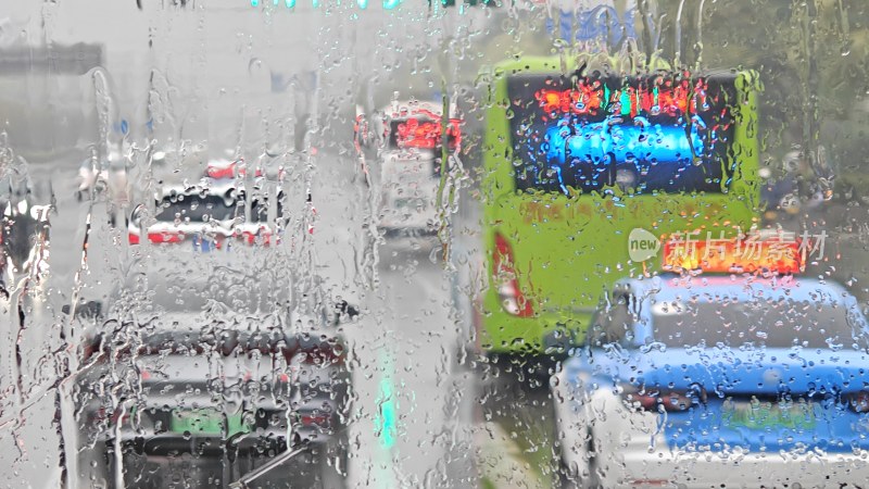 雨天车窗视角下的街道交通景象