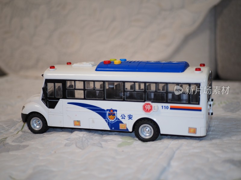 公安主题玩具校车模型