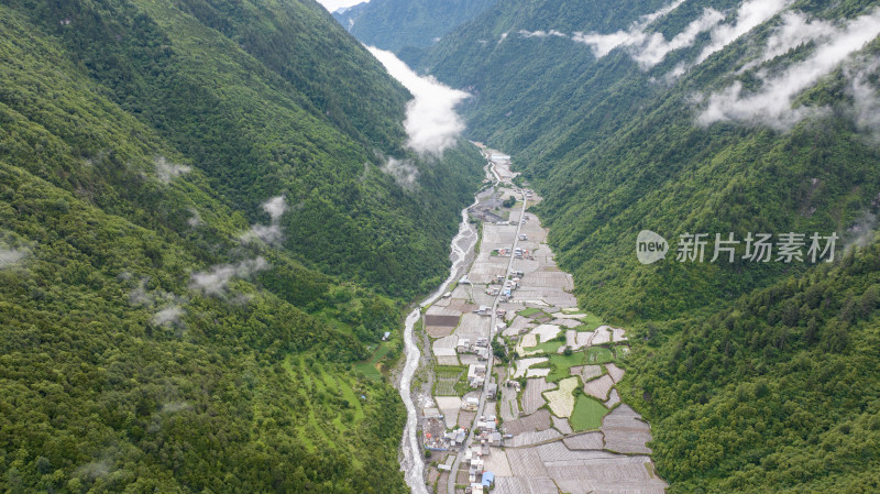 川西阿坝理小路自驾途中的理县朴头镇罗沟村