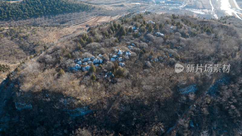 冷口长城荒凉山坡上树木岩石交错的航拍景象