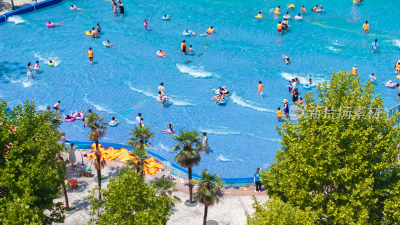 夏天水上世界蓝色水域里游玩的孩子