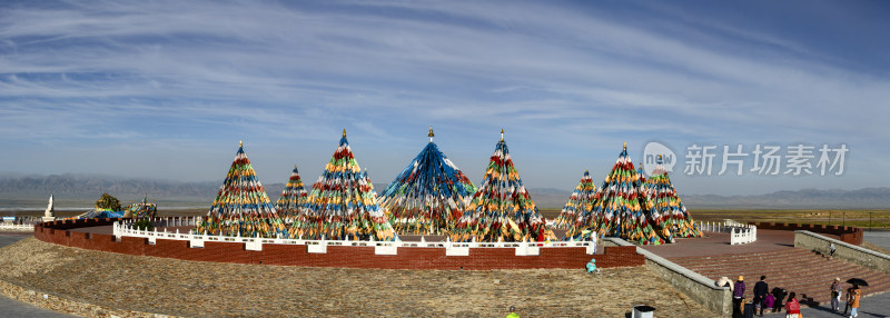 户外彩色经幡群全景